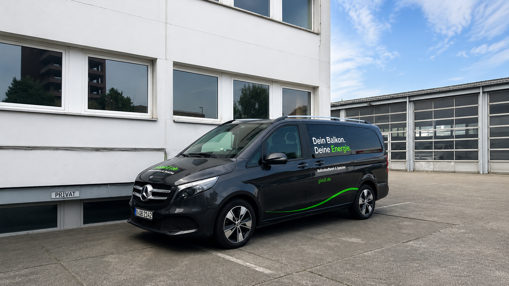 Unser Servicefahrzeug ist unterwegs – Persönliche Beratung rund um Balkonkraftwerke in Düsseldorf