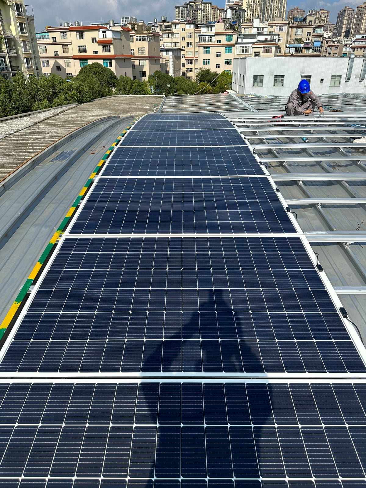 Leichte Solarmodule auf einem Blechdach