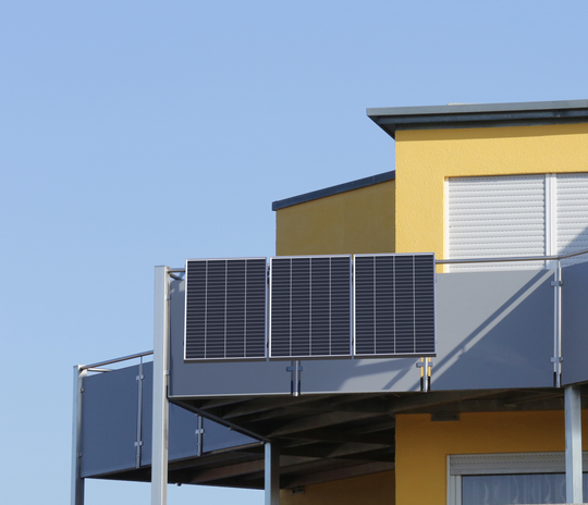 SUNSHARE Ray Lite 200W Solarmodul an einem Balkon mit Sichtschutz montiert