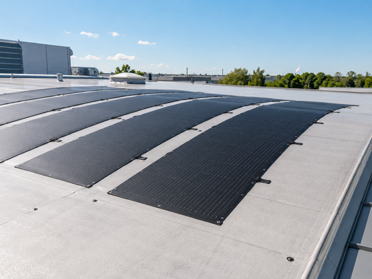 SERAPP flexibles 200W Solarmodul auf einem Flachdach aufgeständert montiert