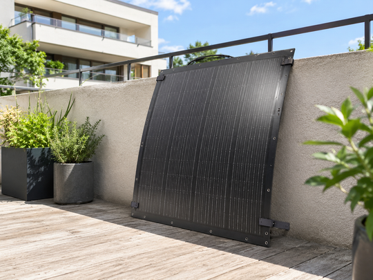 SERAPP flexibles 200W Solarmodul flexibel auf einer Terrasse montiert